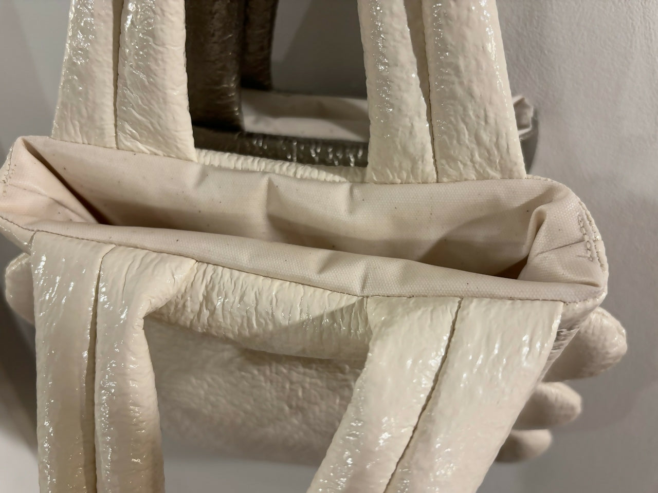 TEXTURE ENAMEL TOTE BAG Studio Stars