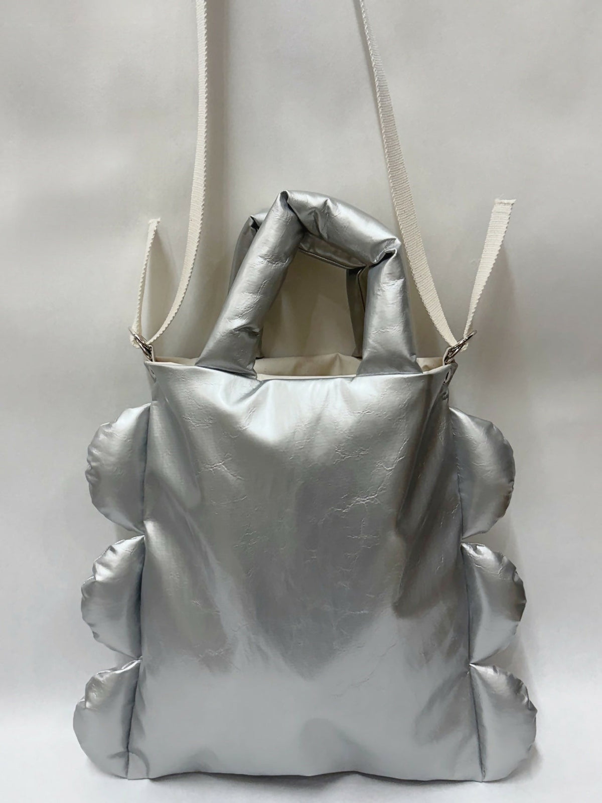MATT METALLIC ENAMEL SCALLOP TOTE BAG Studio Stars