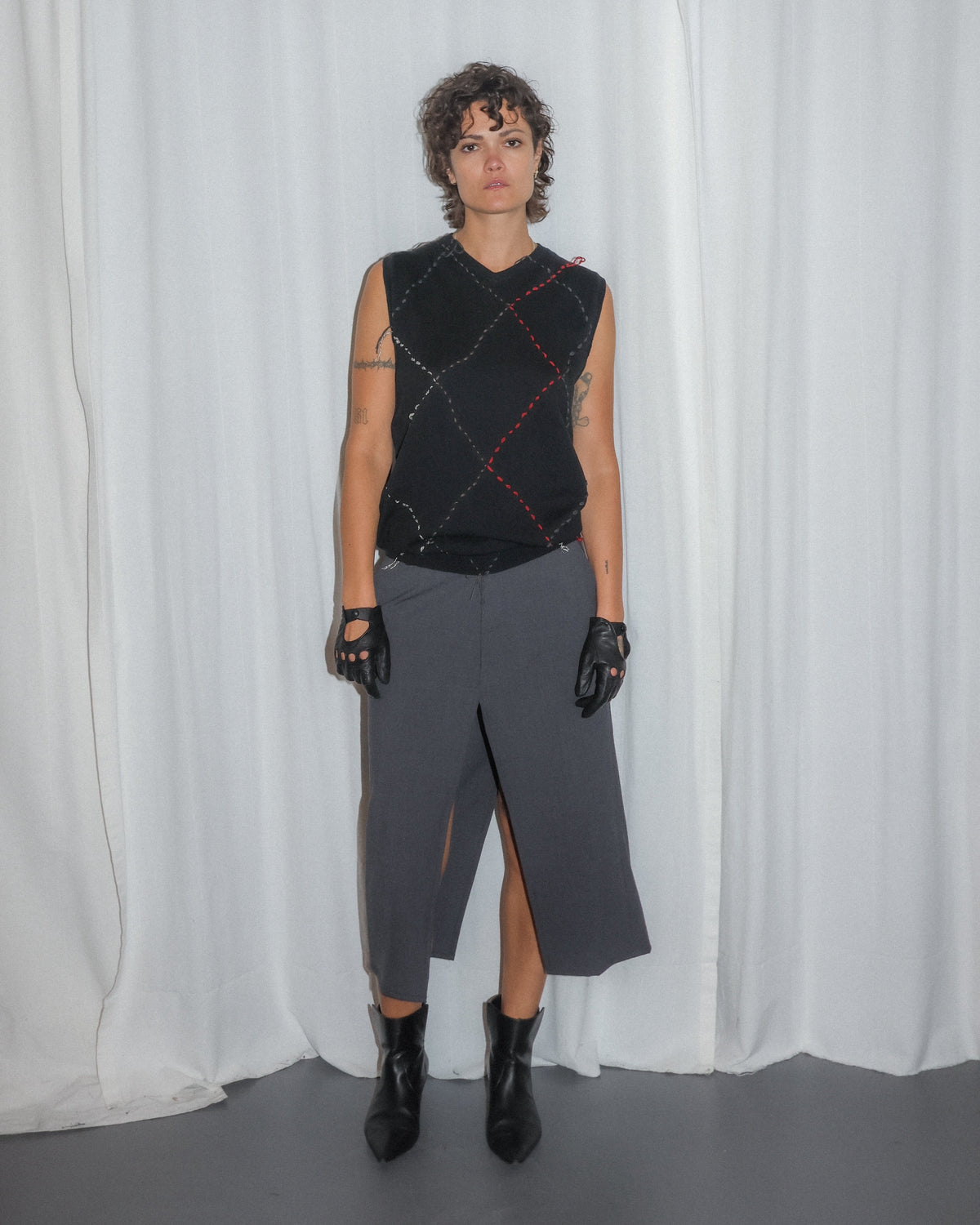 BLACK EMBROIDERY VEST Re;incarnated