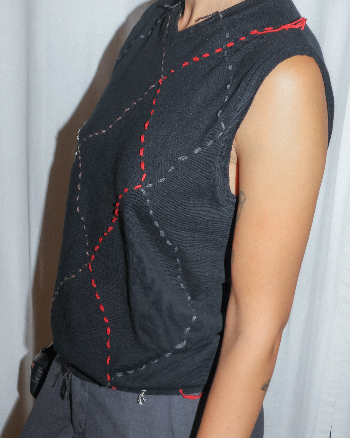 BLACK EMBROIDERY VEST Re;incarnated