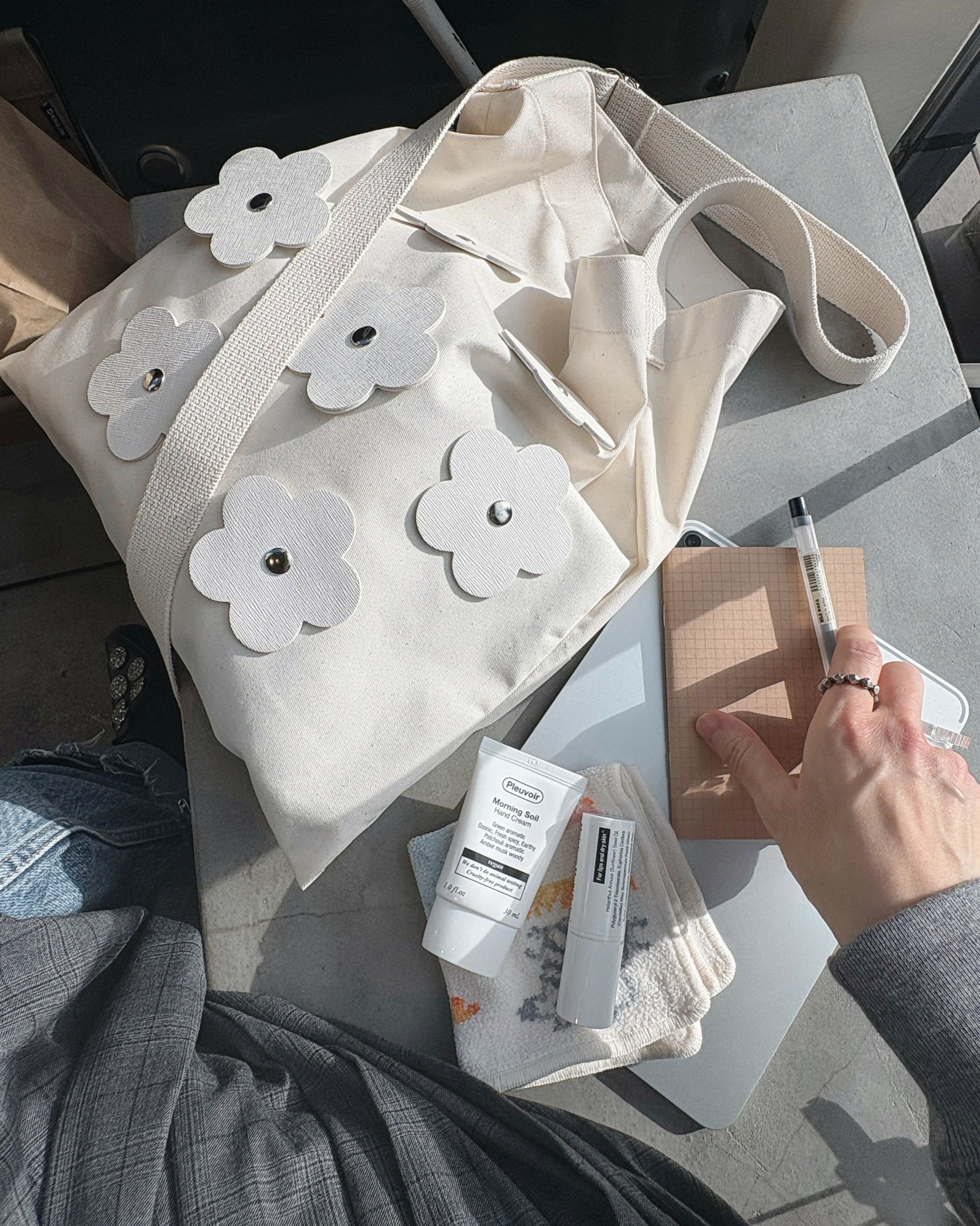 CIRCLE FLOWER MOTIF DECORATION LIGHT BAG Studio Stars