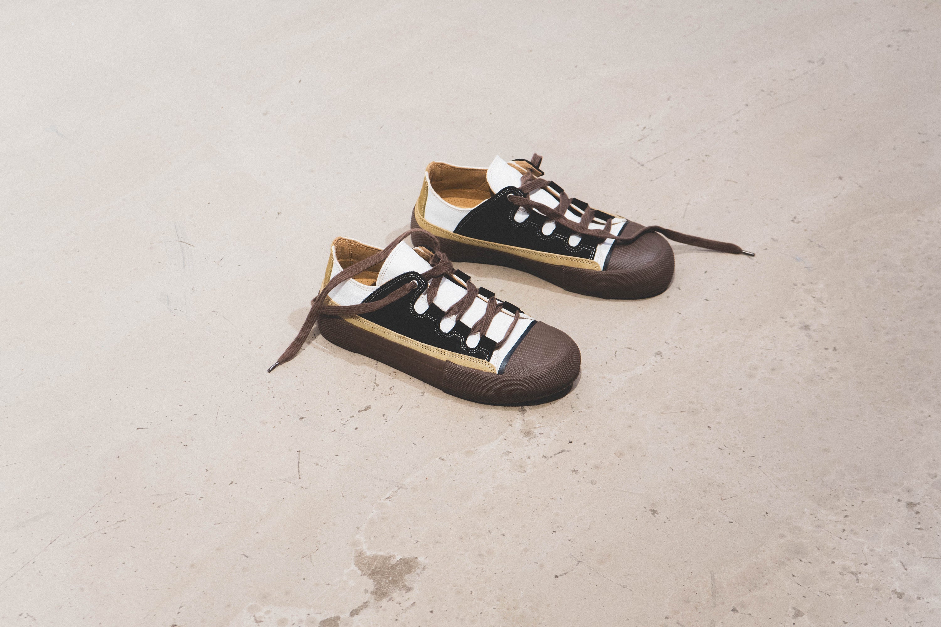 TARMAC - WHITE BLACK GINGER WOLLOW