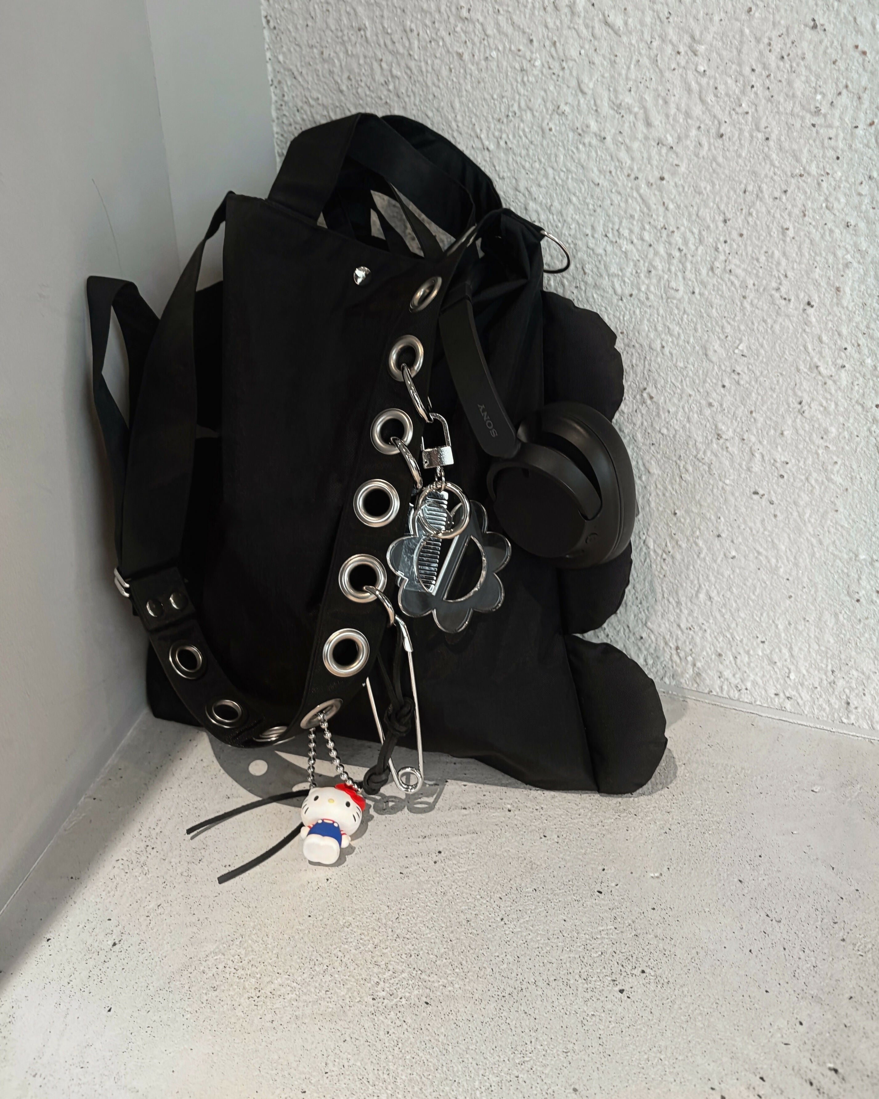 FULL OF HOLES LONG STRAP PADDED SCALLOP TOTE BAG Keiyamaguchi works