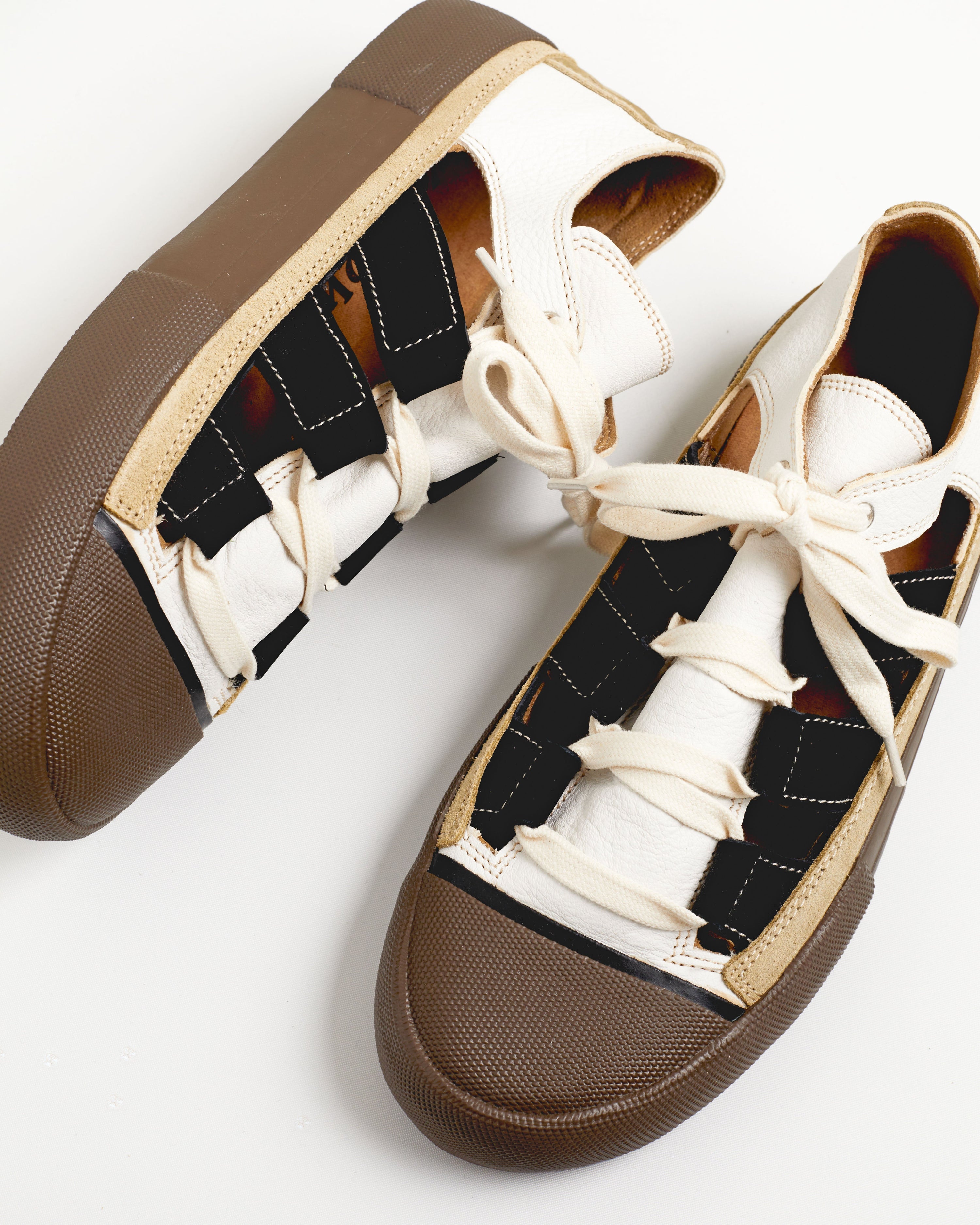 OPEN - WHITE BLACK WOLLOW