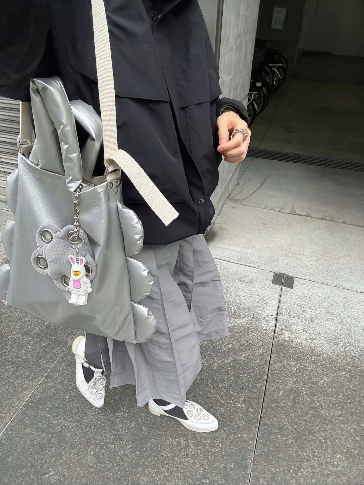 MATT METALLIC ENAMEL SCALLOP TOTE BAG Studio Stars