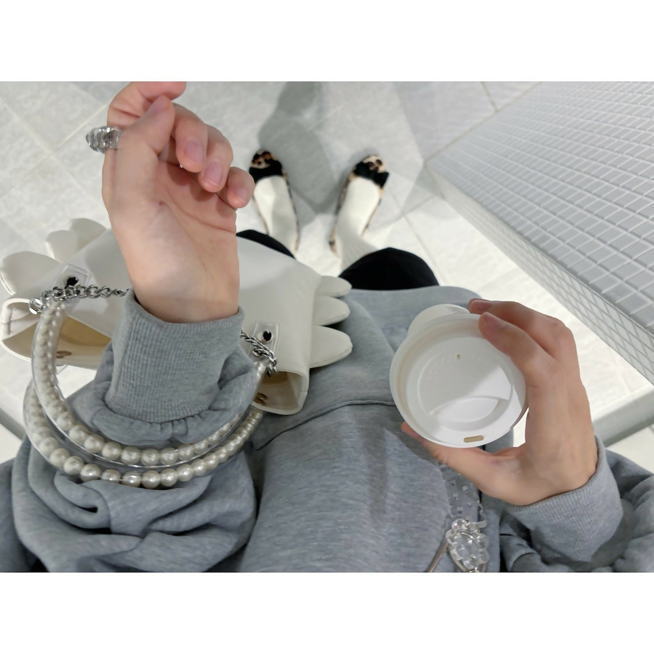 SYNTHETIC LEATHER SCALLOP PEARL HANDLE BAG Keiyamaguchi works