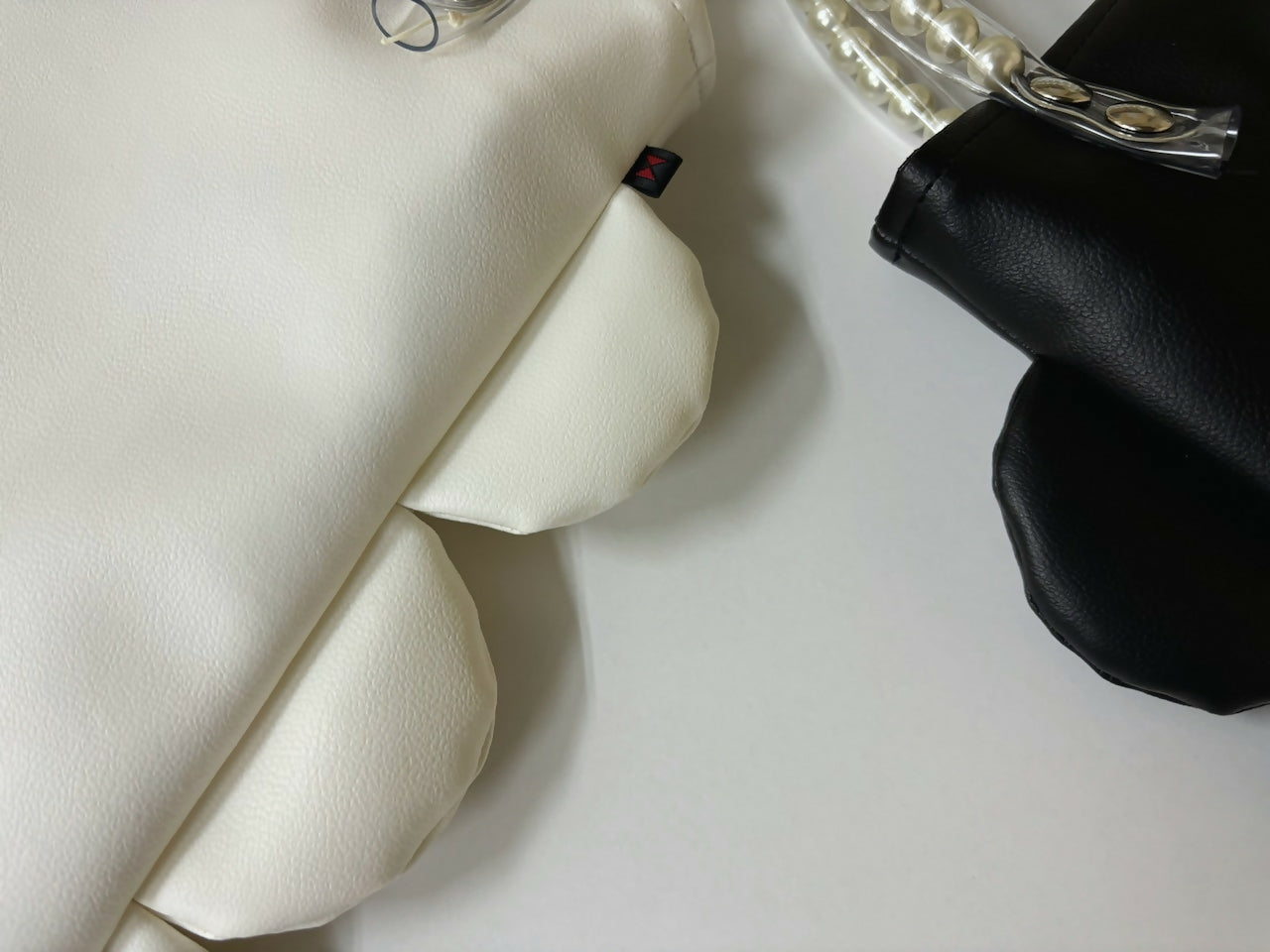 SYNTHETIC LEATHER SCALLOP PEARL HANDLE BAG Keiyamaguchi works